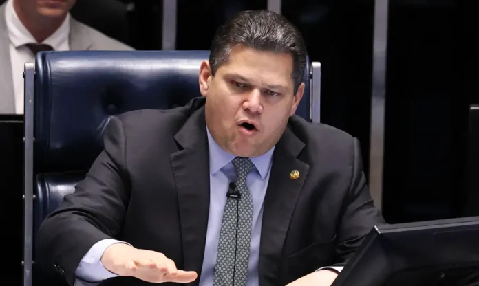 Davi Alcolumbre anuncia promulgação da PEC 221 e da PEC 14 no Senado