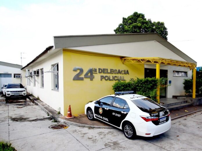 Viatura da Polícia Civil em ação na prisão de homem em Inhoaíba, na Zona Oeste do Rio