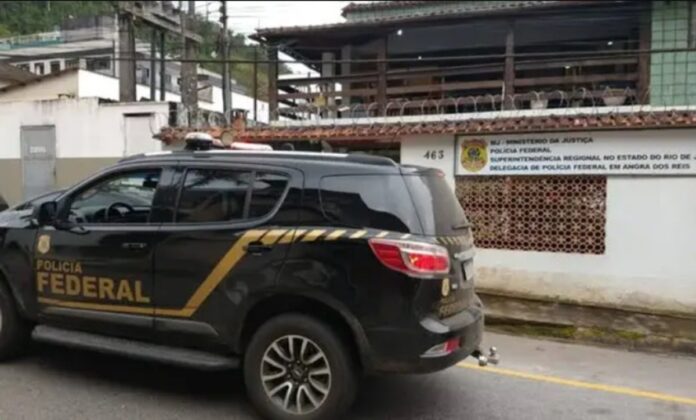 image-10-1- Viatura da Polícia Federal em Angra dos Reis durante prisão de jovem condenado por tráfico