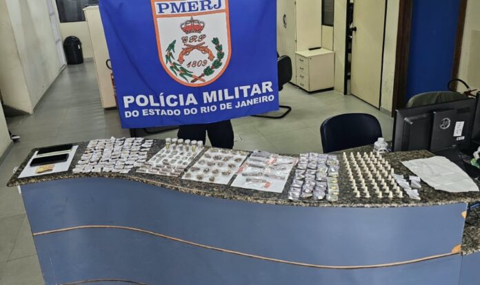 Polícia Militar em operação que terminou com prisão por drogas em Angra dos Reis