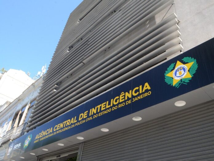 Policiais civis durante operação que terminou com a prisão de um casal em Paraty