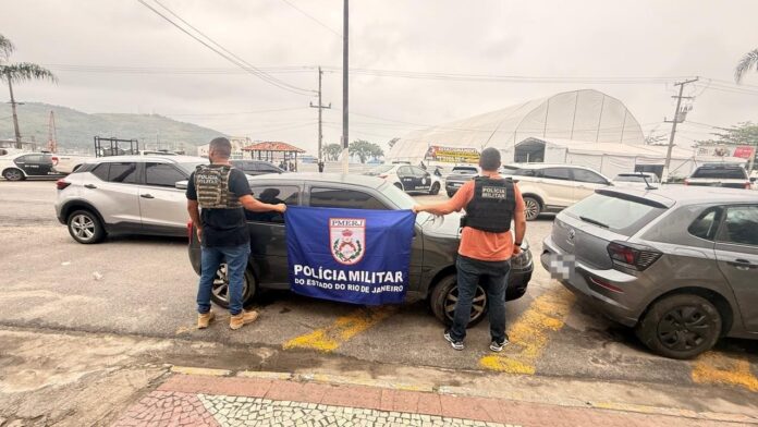 whatsapp-image-2026-10-20-at-09.43.30 Polícia Militar recupera carro com registro de furto no Centro de Angra dos Reis