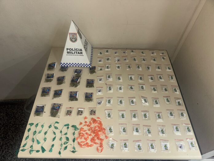 Polícia Militar em ação durante prisão por tráfico de drogas em Paraty