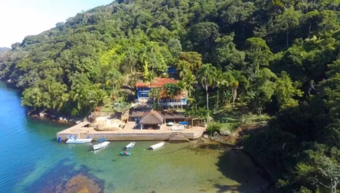 Ilha Comprida, em Angra dos Reis (RJ), cercada por Mata Atlântica